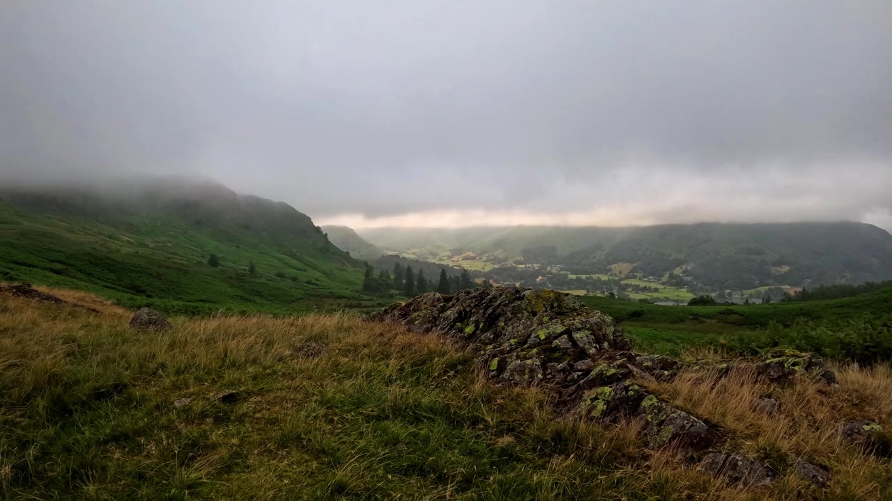 Grasmere tåkete fjell Time Lapse.