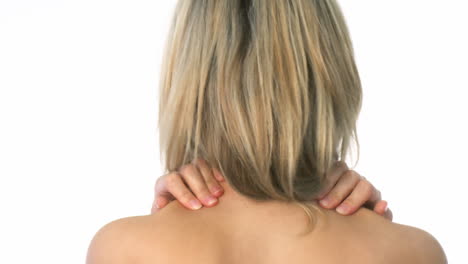 una mujer joven frotándose el cuello.