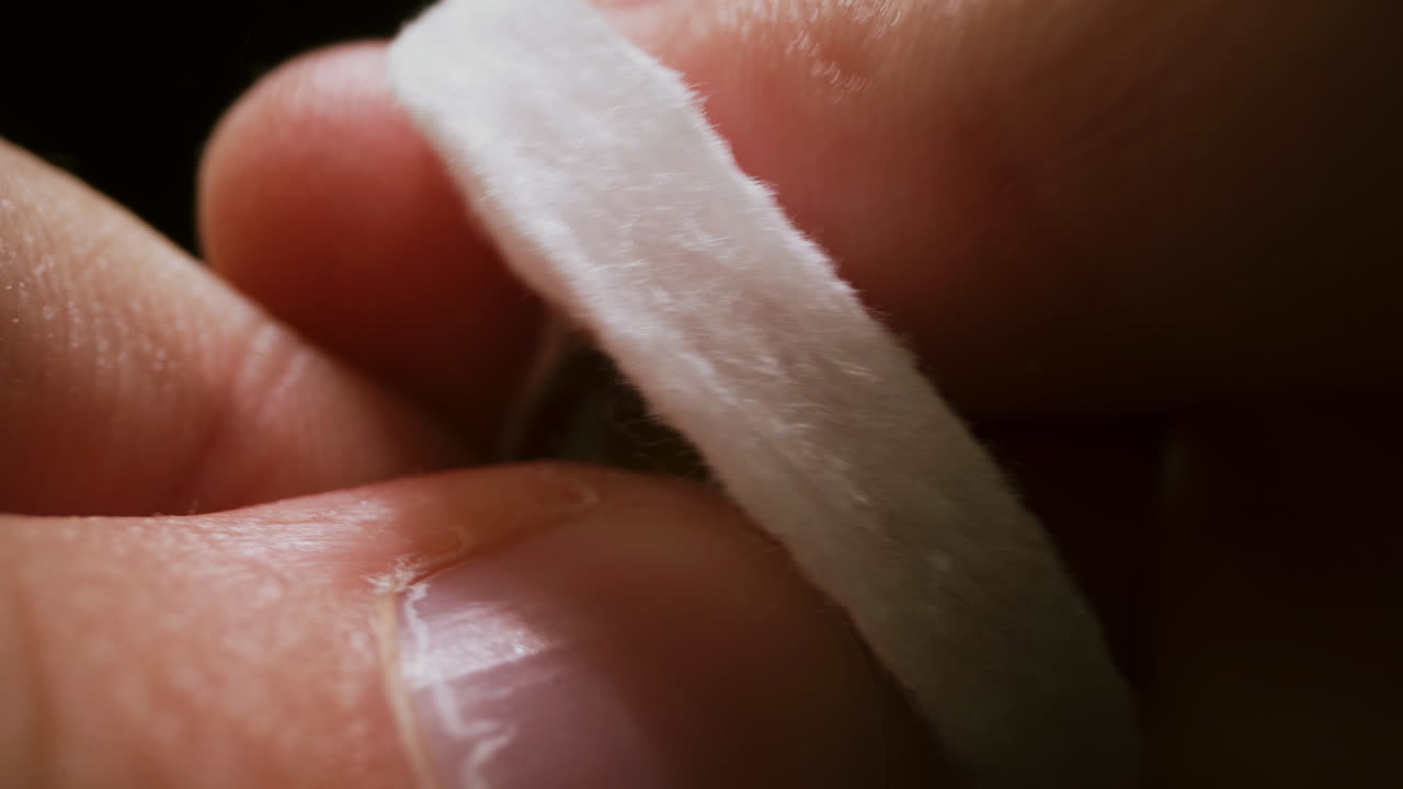 한 사람이 항바이러스 백신을 테스트하는  ⁇ 플 목을 부러뜨립니다.