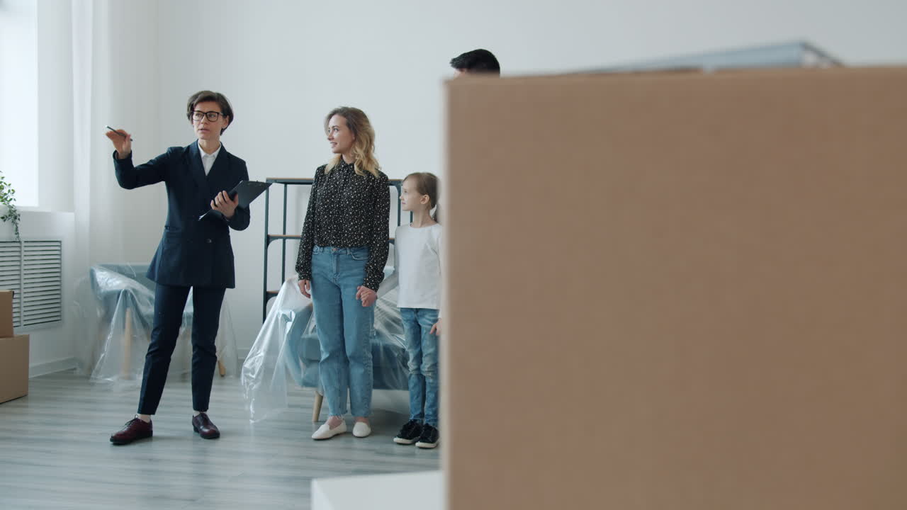 familia viendo una casa nueva
