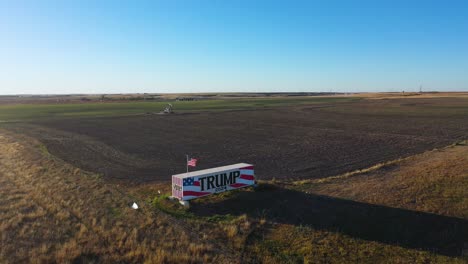 video de drones del propietario de tierras agrícolas partidario de donald trump con un letrero gigante de la campaña trump 2024 que alienta a las personas a votar por el presidente republicano