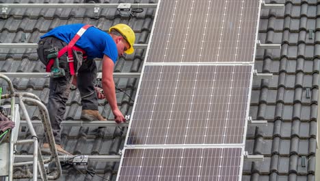 Männliche-Arbeiter-Führen-Im-Sommer-In-Zeitlupe-Die-Installation-Von-Sonnenkollektoren-Auf-Dem-Dach-Des-Hauses-Durch