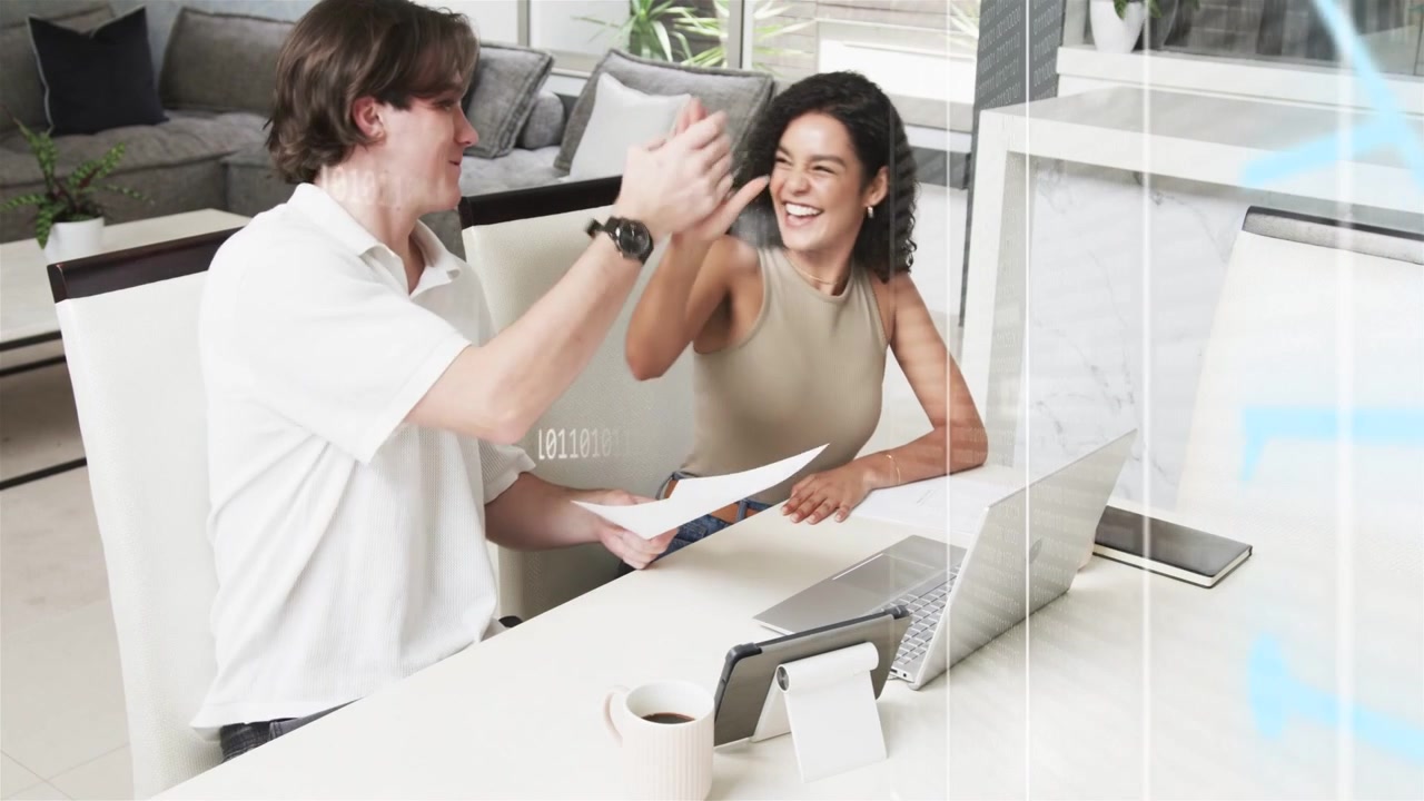 Uomo che mostra un foglio, donna che digita su un laptop mentre una sovrapposizione blu aggiorna il budget familiare, poi si danno il cinque.