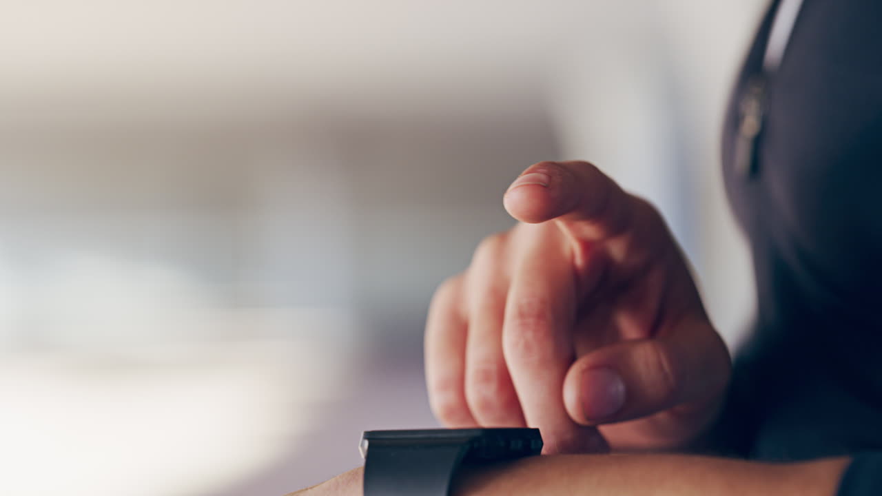 ella comprueba su rendimiento para seguir adelante