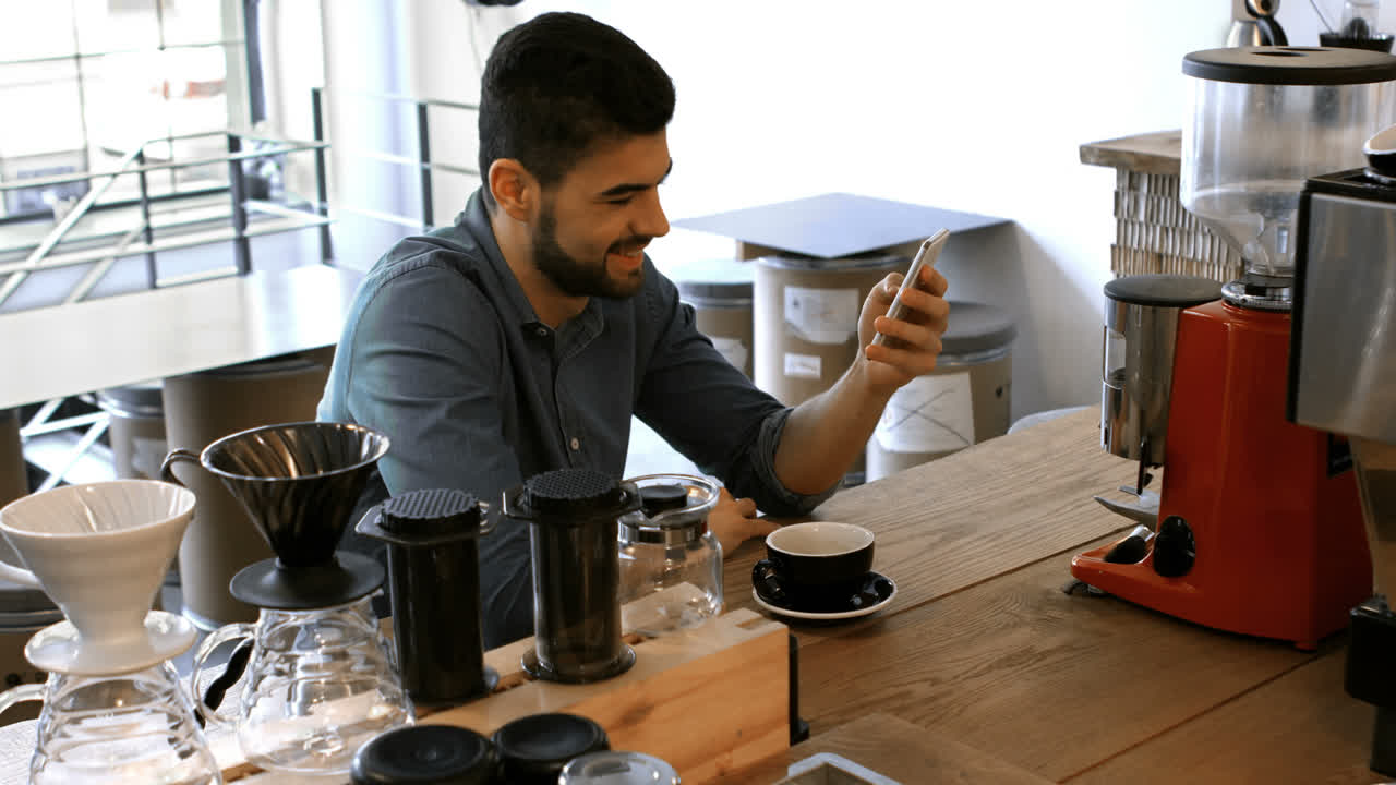 Maschio uomo d'affari usando il telefono cellulare