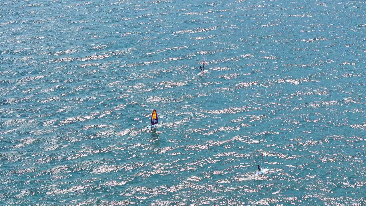 이탈리아 리바 델 가다 에 있는 키트 서핑 애호가 들