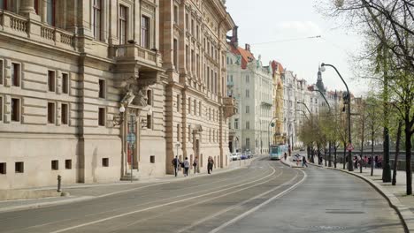 Calle-Histórica-Con-Pocos-Coches,-Tranvía-Y-Poca-Gente-En-El-Fondo,-Praga-República-Checa