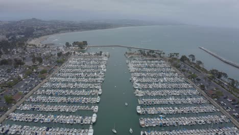 un hermoso disparo aéreo de drones, volando sobre el puerto de dana point dana point - condado de orange - california