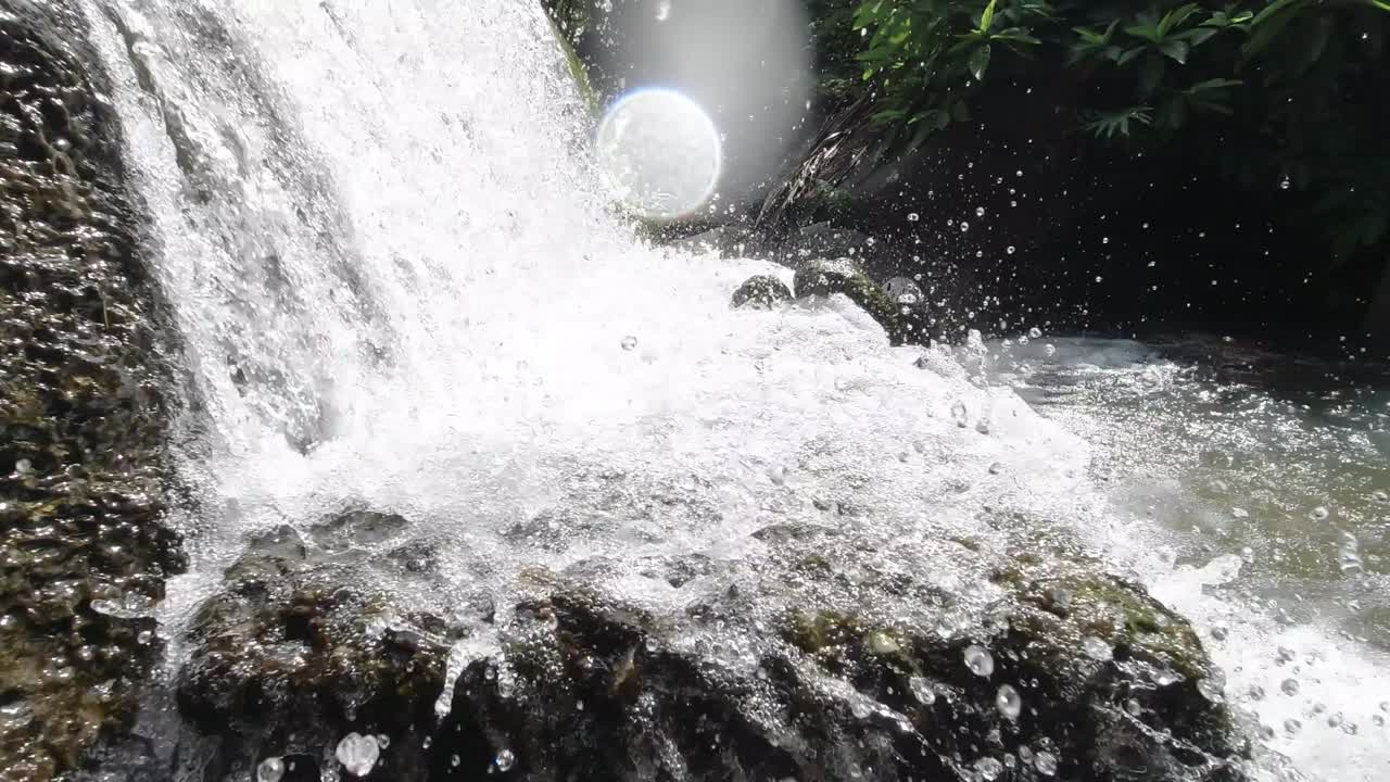 el agua de la naturaleza cae.