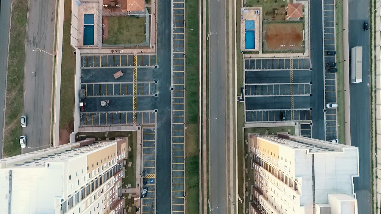 vista de drones desde arriba de rascacielos y lugares de estacionamiento, punto de vista cenital como un pájaro volando sobre la ciudad