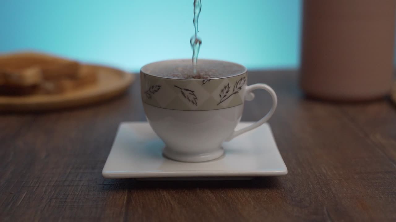 verter té en una taza de té en cámara lenta