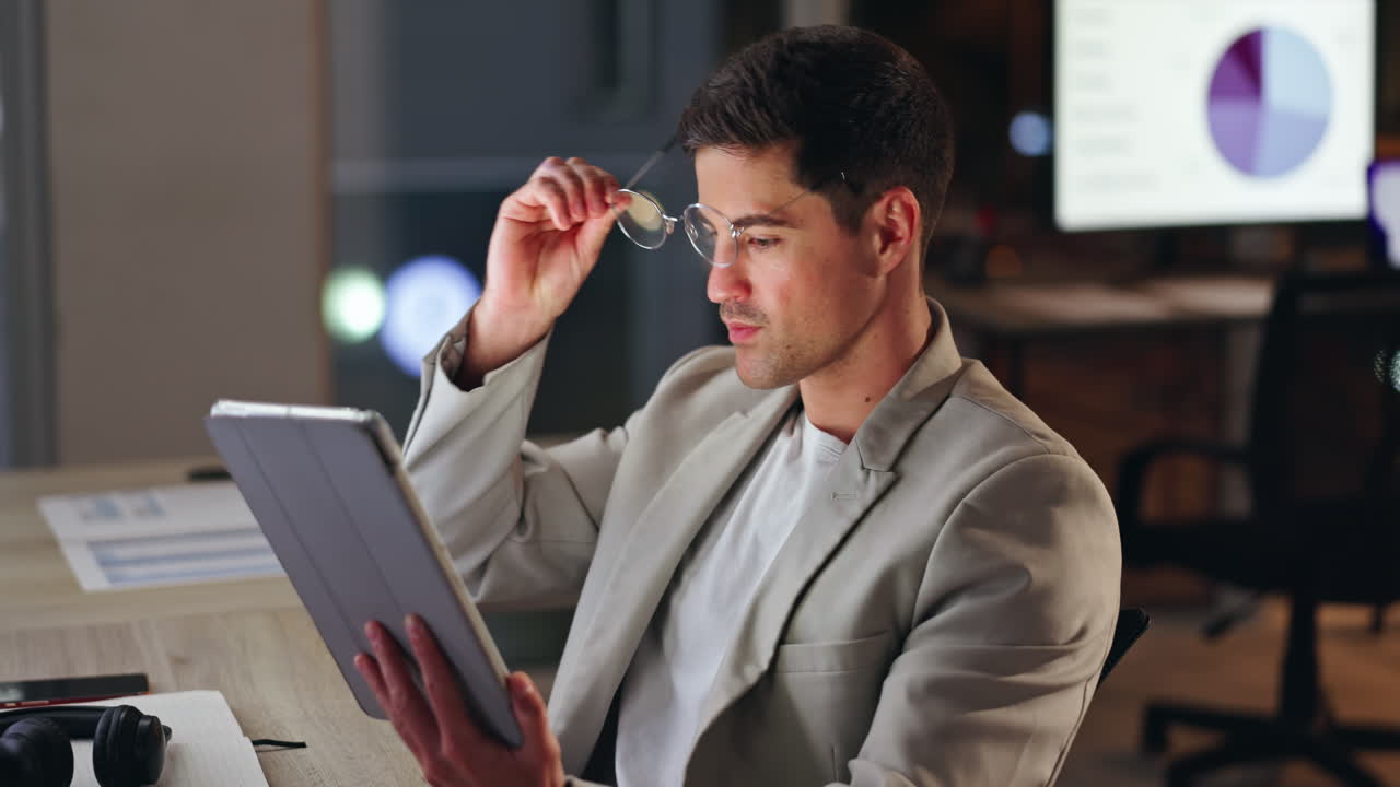 사무실에서 태블릿에서 일하는 사람