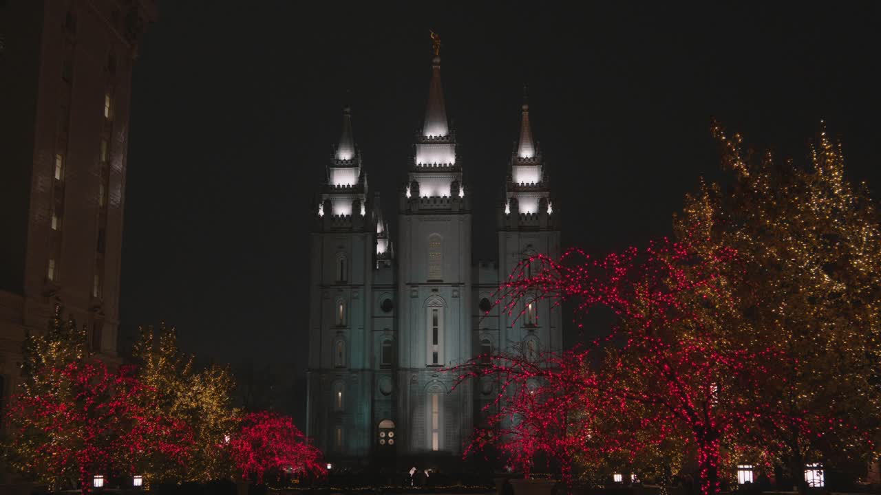 솔트 레이크 시티 시내에서 크리스마스 시간 동안 솔트 레이크 사원 주변의 아름다운 조명