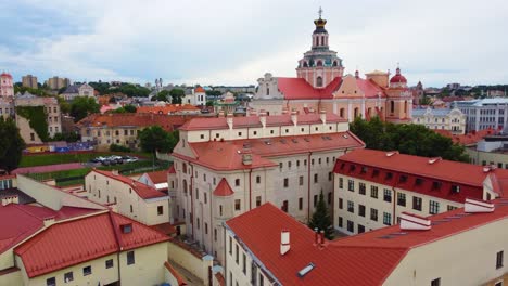 edificios y la iglesia de st.