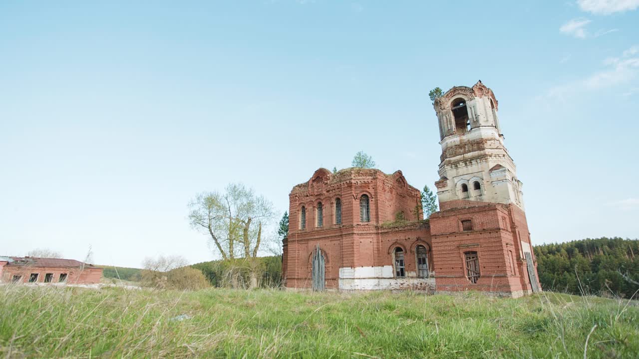 iglesia en ruinas en un campo