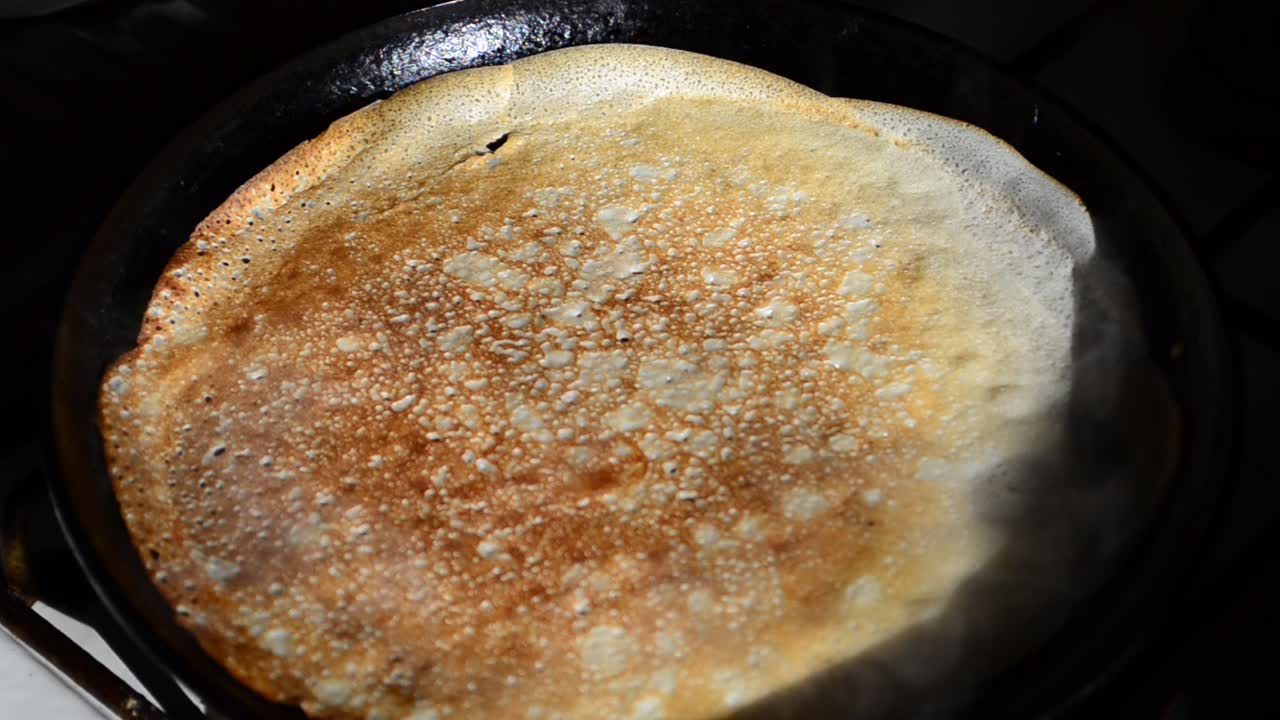 Preparazione di pancake in cucina. Il cuoco cucina i pancake