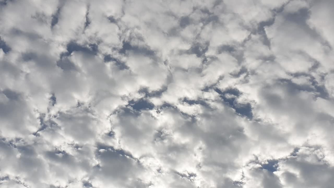 Cirrocumulus ripple wave high-altitude clouds time lapse , stunning cloud formation that looks like ocean waves moving past