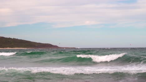 viento fuerte hace olas grandes y ásperas