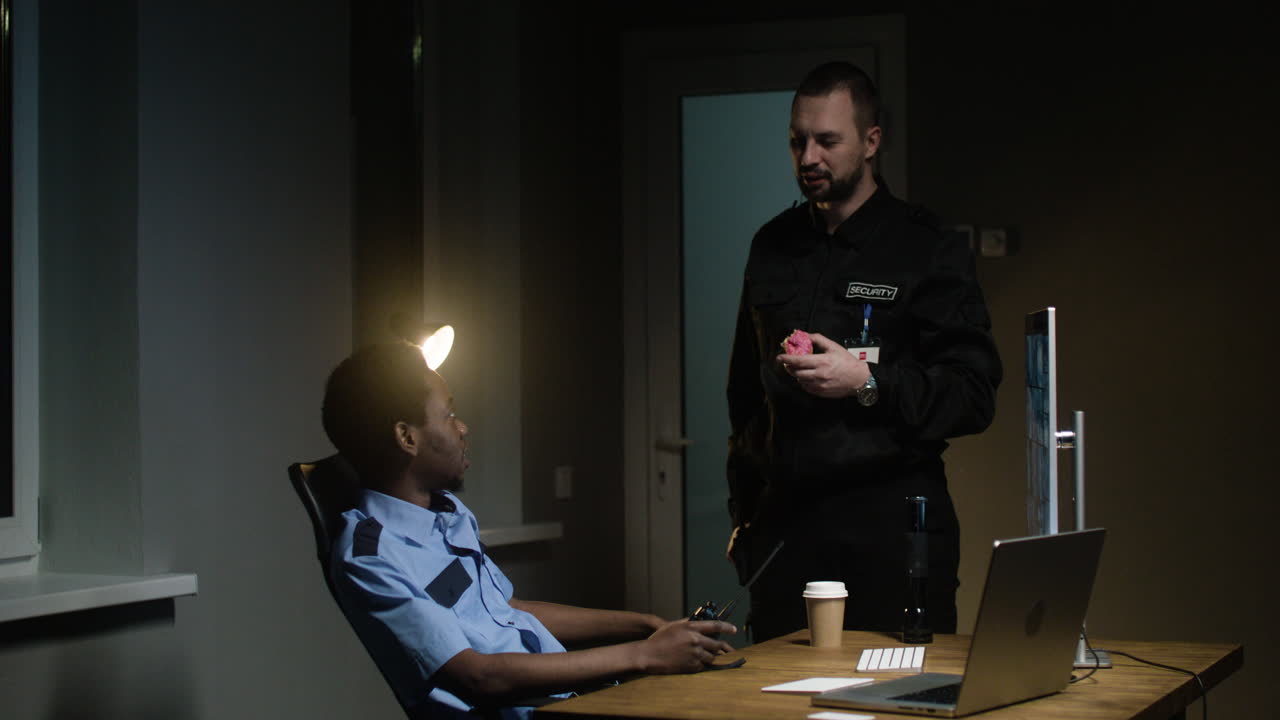 equipo hablando y relajándose en la cabaña