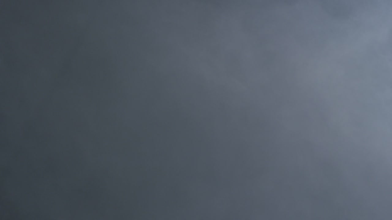 회색 구름이 가득한 하늘