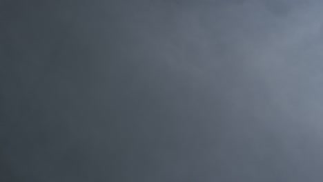 el cielo gris nublado
