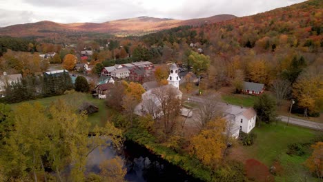 órbita-Aérea-Weston-Vermont-En-Otoño-Con-Un-Brillante-Color-De-Hoja-Otoñal