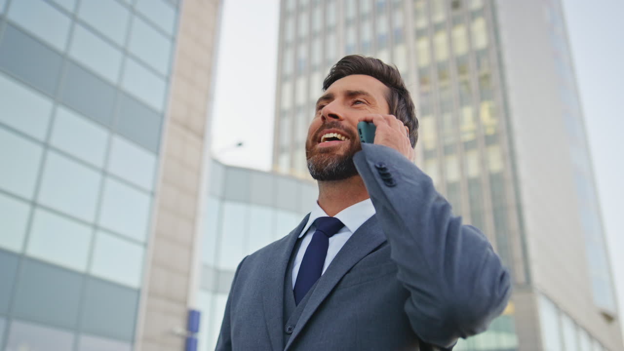 hombre exitoso marca el número de teléfono caminando por la calle urbana de cerca. conversación del gerente