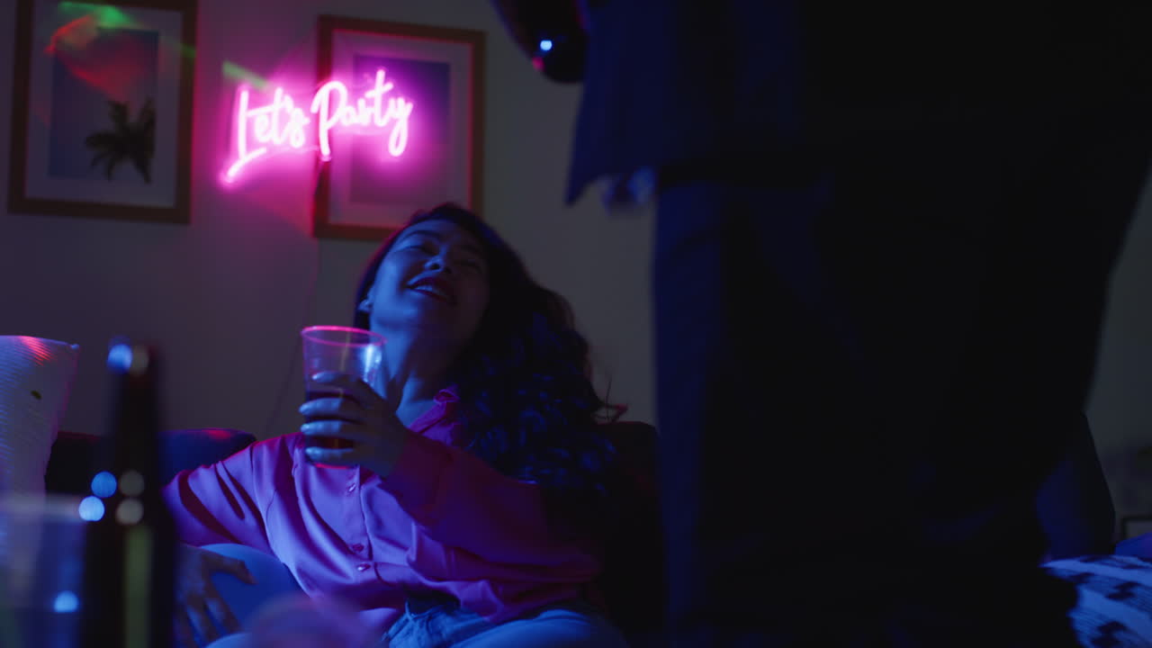 mujer borracha tendida en el sofá bebiendo alcohol en la fiesta de la casa 2