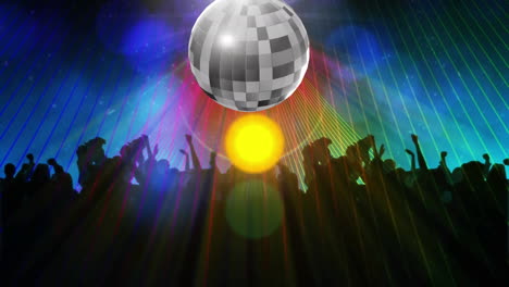 animación de bola de espejo y luces coloridas sobre la multitud bailando