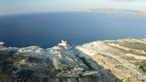 Altas-Imágenes-Cinematográficas-De-Drones-Aéreos-De-La-Playa-De-Sarakiniko-En-La-Isla-De-Milos,-Grecia-Al-Atardecer-En-4k