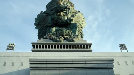 Reveladora-Toma-En-Cámara-Lenta-De-La-Gran-Estatua-En-El-Parque-Cultural-Garuda-Wisnu-Kencana-En-Bali