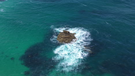 Vista-Aérea-De-Drones-De-Olas-Rompiendo-Contra-Una-Roca-En-El-Mar-En-St-Ives-Cornwall