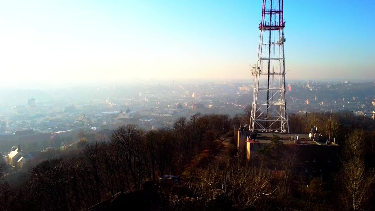 Vista aerea di un drone in volo vicino a una torre TV.