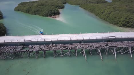 Puentes-Boca-Paila-Viejo-Y-Nuevo-Cruzan-La-Entrada-De-La-Laguna,-Reserva-Sian-Ka&#39;an