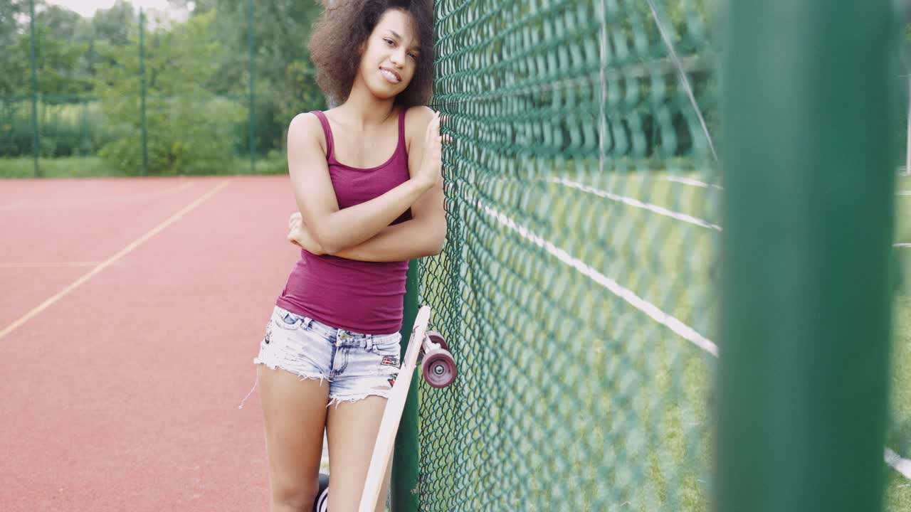 mujer encantadora en campo de deportes