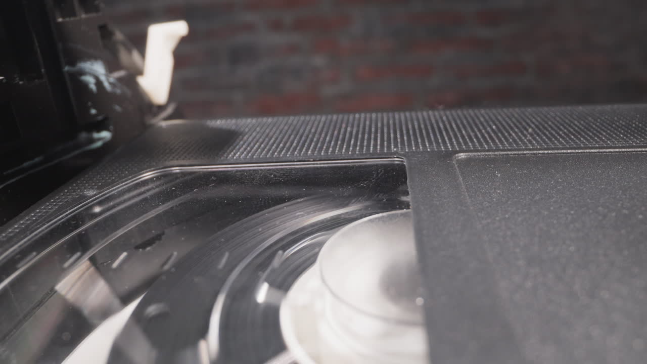 비디오 카세트 케이스의 레코더에 테이프 회전이 있는 로빈