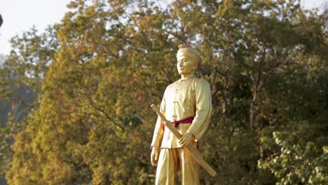 hermoso monumento decorado de praya singhanaj raja, el primer gobernador de la provincia de mae hong son, tailandia