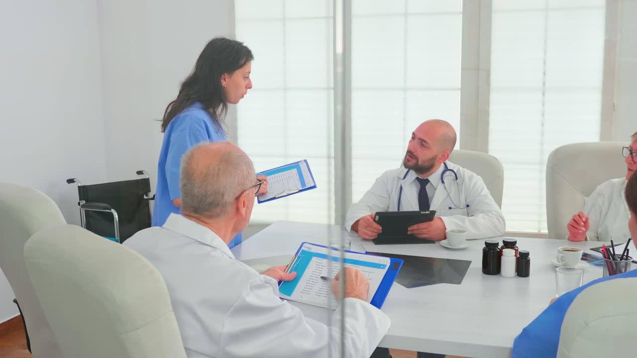 Assistente médico usando prancheta para apresentar o desenvolvimento da doença