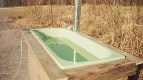 Jacuzzi-De-Bricolaje-Al-Aire-Libre-En-La-Naturaleza---Primer-Plano