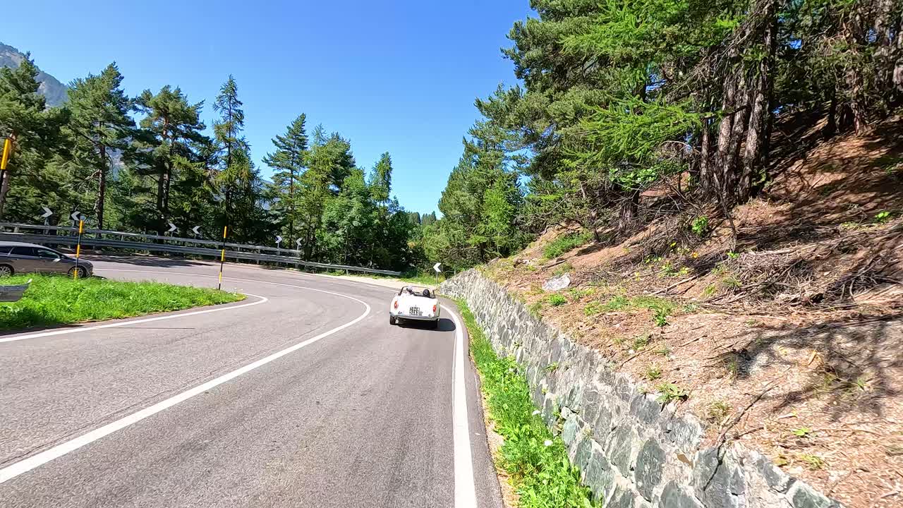 차 가 휘어지는 산길 을 가로질러 달린다