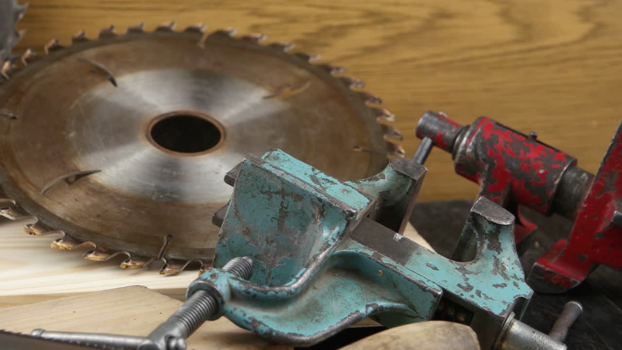 작업실에서 오래된 도구