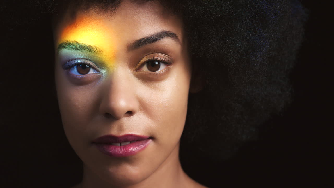 mujer negra, luz del arco iris