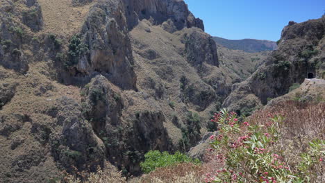 Desfiladero-De-Topolia---Impresionante-Maravilla-Natural-Con-Vegetación-Y-Flora-Silvestres-En-Creta,-Grecia