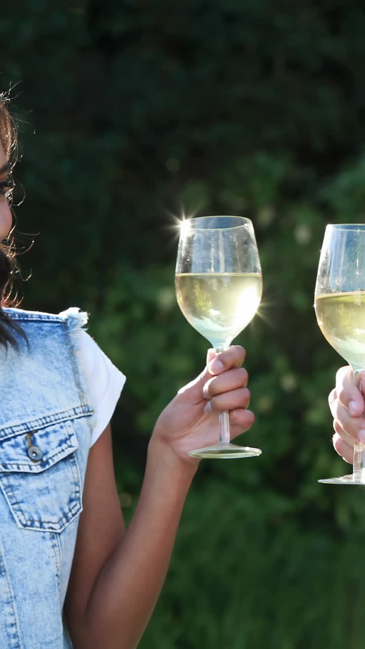 pareja teniendo una comida romántica juntos
