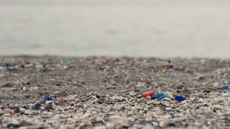 Contaminación-Ambiental-En-La-Playa-De-Khasab,-Playa-Llena-De-Basura