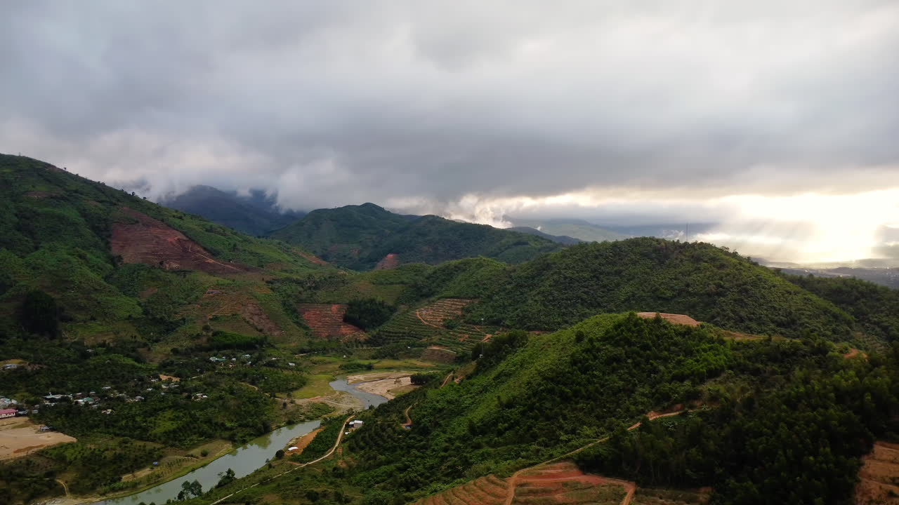 흐린 날에 푸억 빈 시골의 공중, 구름을 뚫고 나오는 햇빛