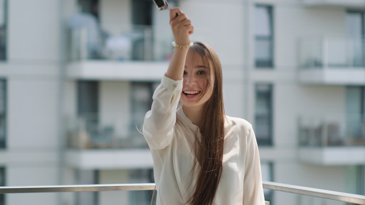 발코니 에서 흥분 을 나타내는 여자