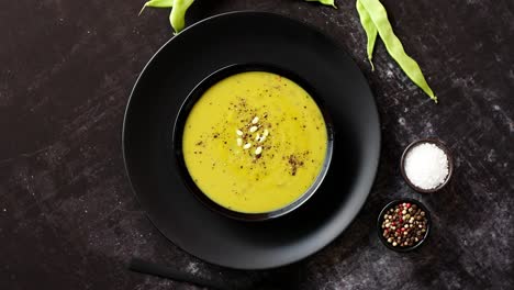 sopa cremosa con guisantes verdes en un plato blanco de cerámica
