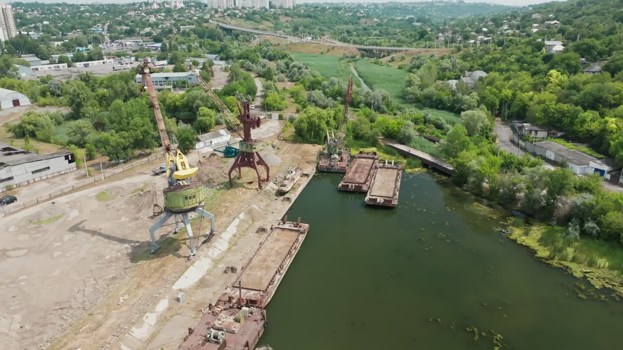 un astillero abandonado situado en el borde del pueblo que ya se ha oxidado y no ha estado trabajando durante mucho tiempo