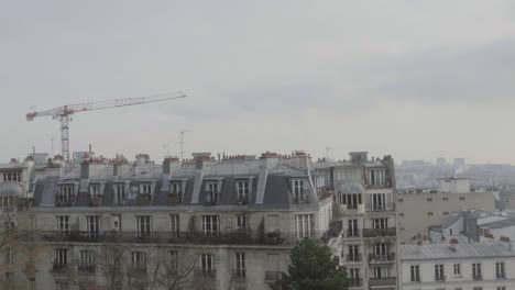 edificios típicos de la arquitectura parisina. grúa en el horizonte